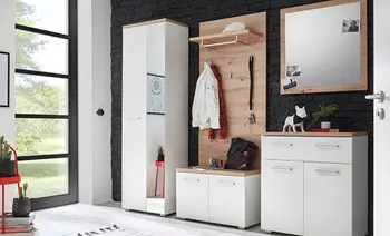 Flur mit weisser Garderobenkombination aus hohem Schrank mit Spiegel, Wandpaneel mit Haken und Bank, Kommode mit Holzabdeckungen vor schwarzer Steinwand.